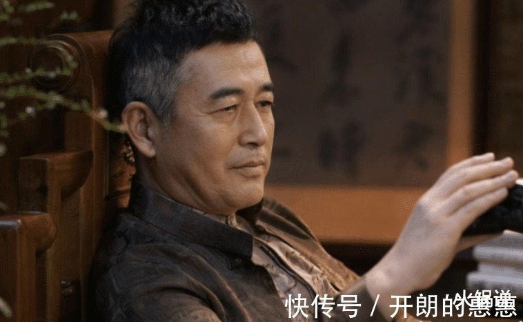 现代人!俗话说“奸者不离三”,伪君子身上有3个显著特点,碰到尽量躲远