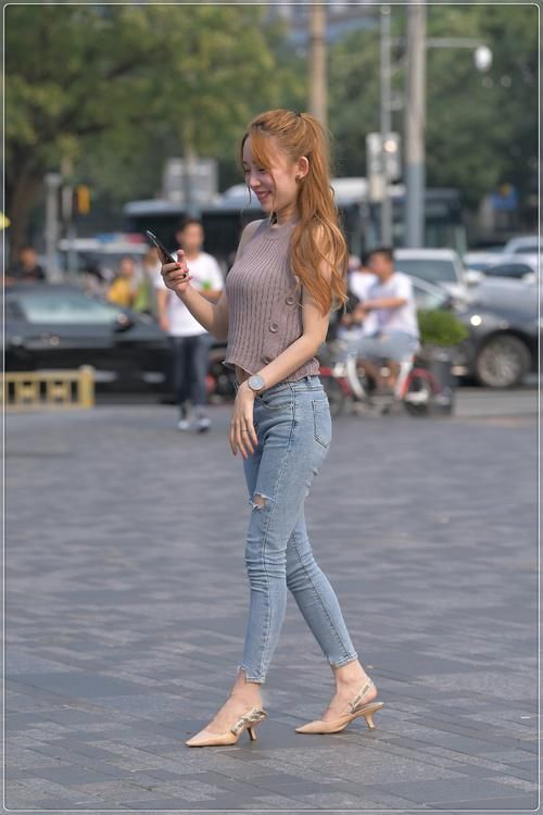 针织衣|街拍美女:灰粉色修身针织衣搭配浅色牛仔裤,纯净优雅,温柔浪漫