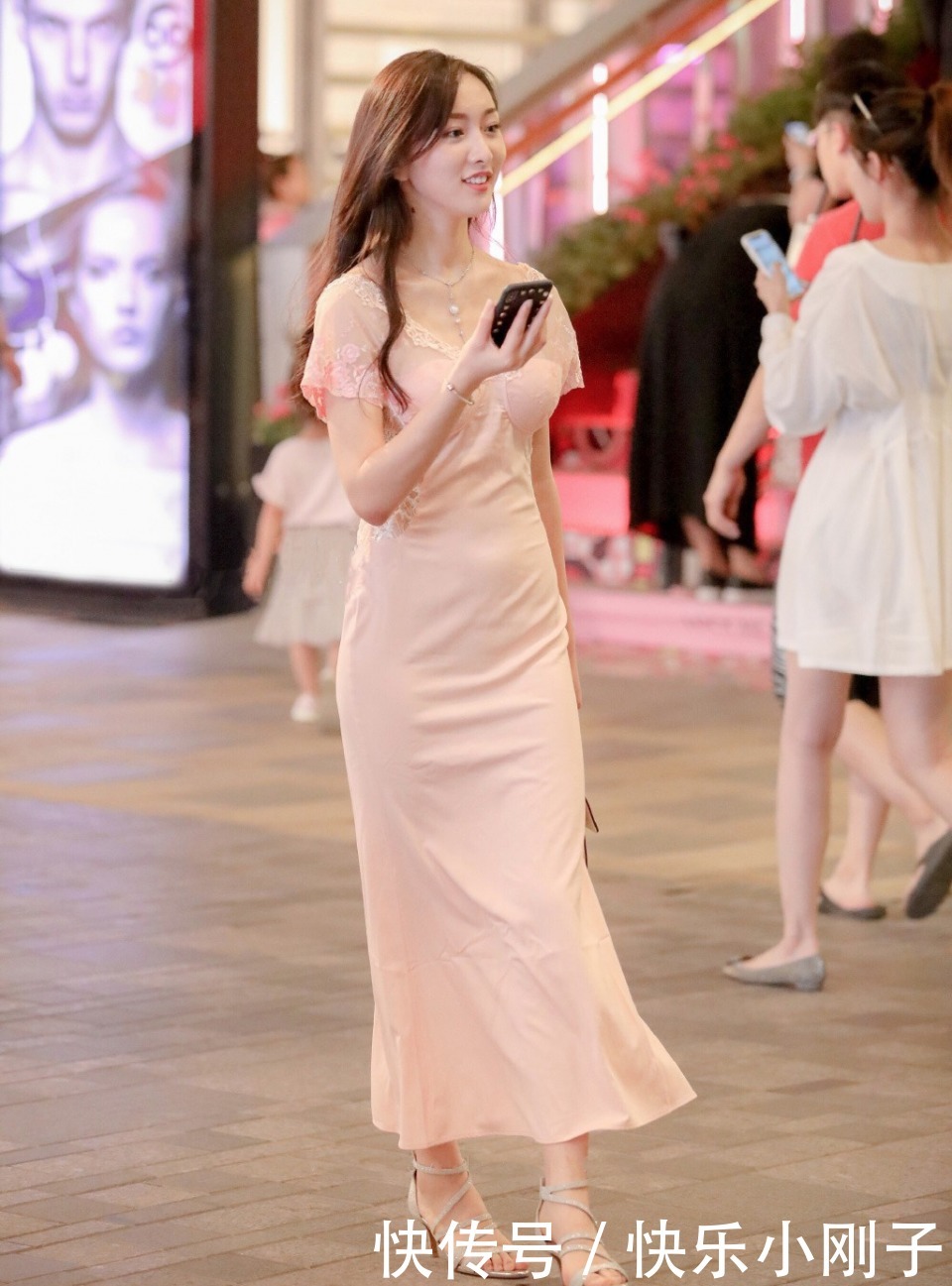 款式低调雅致的高跟鞋,轻松的就驾驭了这条长裙,优雅又不失知性