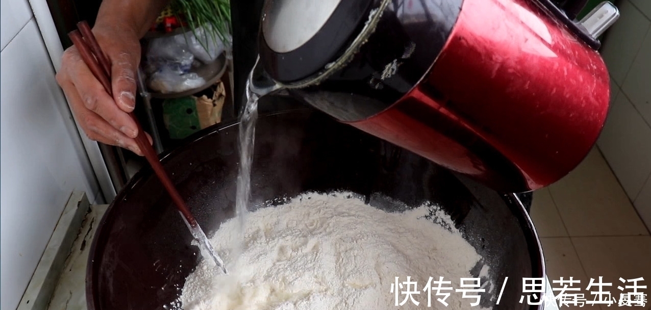 韭菜盒子最好吃的做法，开水一烫，做出来薄皮大馅，太香了