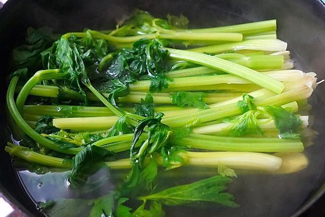 金针菇|明日小暑,吃饺子就吃这馅,比肉馅香,一口恨不得吃2个,真过瘾