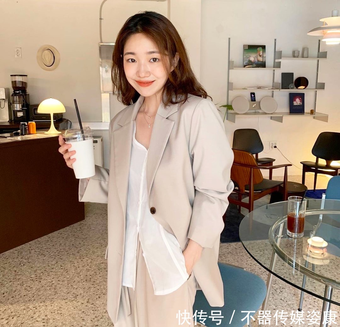 羽绒服|几套小个子女生的羽绒服穿搭,美爆一整冬!