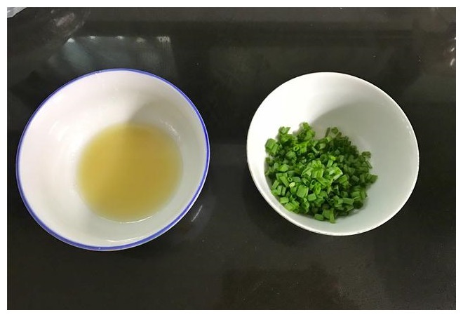 葱油饼好吃有诀窍,层层酥脆,做法简单,2分钟烙一张,百吃不厌