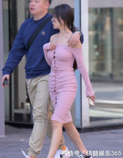 运动鞋 粉红色一步裙搭配黑色运动鞋,时尚精致,充满时尚感