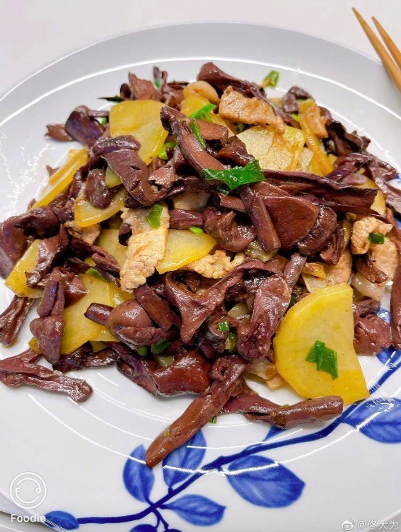 东北|佟大为晒东北特色菜，闻着臭吃着香，网友女演员的对手戏好尴尬