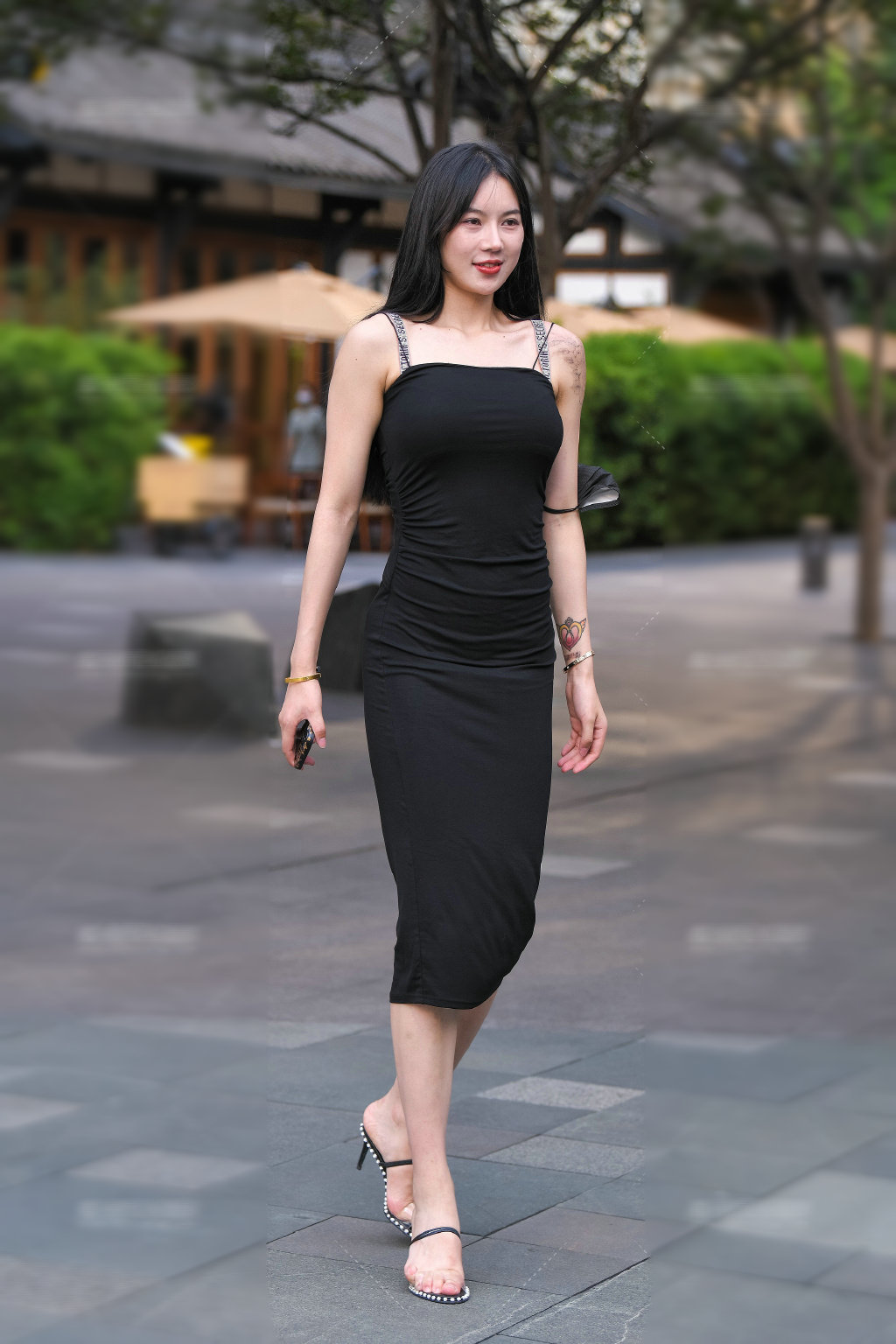 吊带小衫|白色的百褶裙俏皮可爱, 上搭一件蓝色的吊带小衫, 尽显青春的时尚感