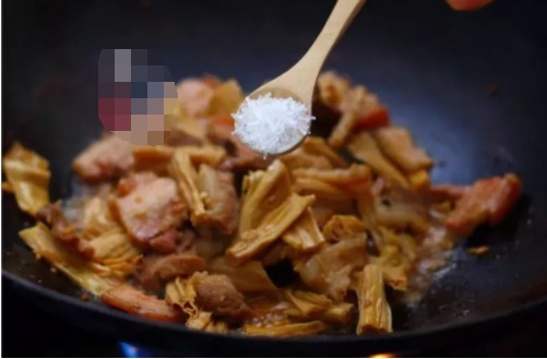 阵阵飘香的蒜香腐竹烧肉,吃过一次就忘不了