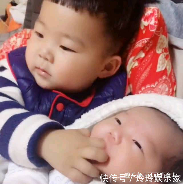 妹妹|3岁哥哥正在看电视,听见3个月的妹妹哭声,接下来的画面好有爱