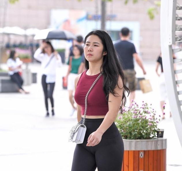 女人|街拍性感紧身打底裤小姐姐,衬托纤长腿部线条,穿出女人知性美