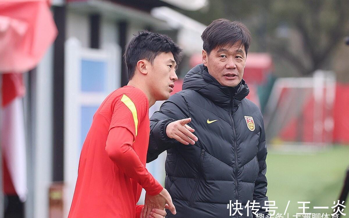 12强赛|来了,国足“老毛病”再现!李霄鹏估计很烦恼,对战日本少输当赢