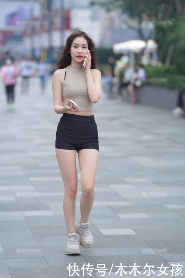 针织衫|简约修身的穿搭,穿出好心情,无袖针织衫配短裤,简洁美丽又大方