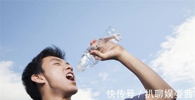 厕所|有人一喝水就频繁上厕所，有人两小时不上，哪种人身体更健康？