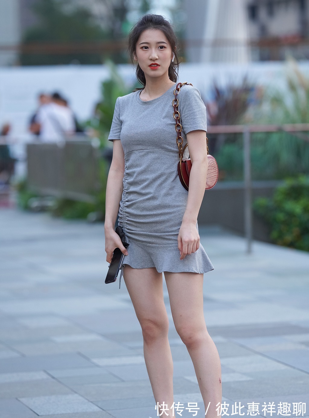 灰色|灰色短袖裙搭配,穿出了夏末初秋的清新