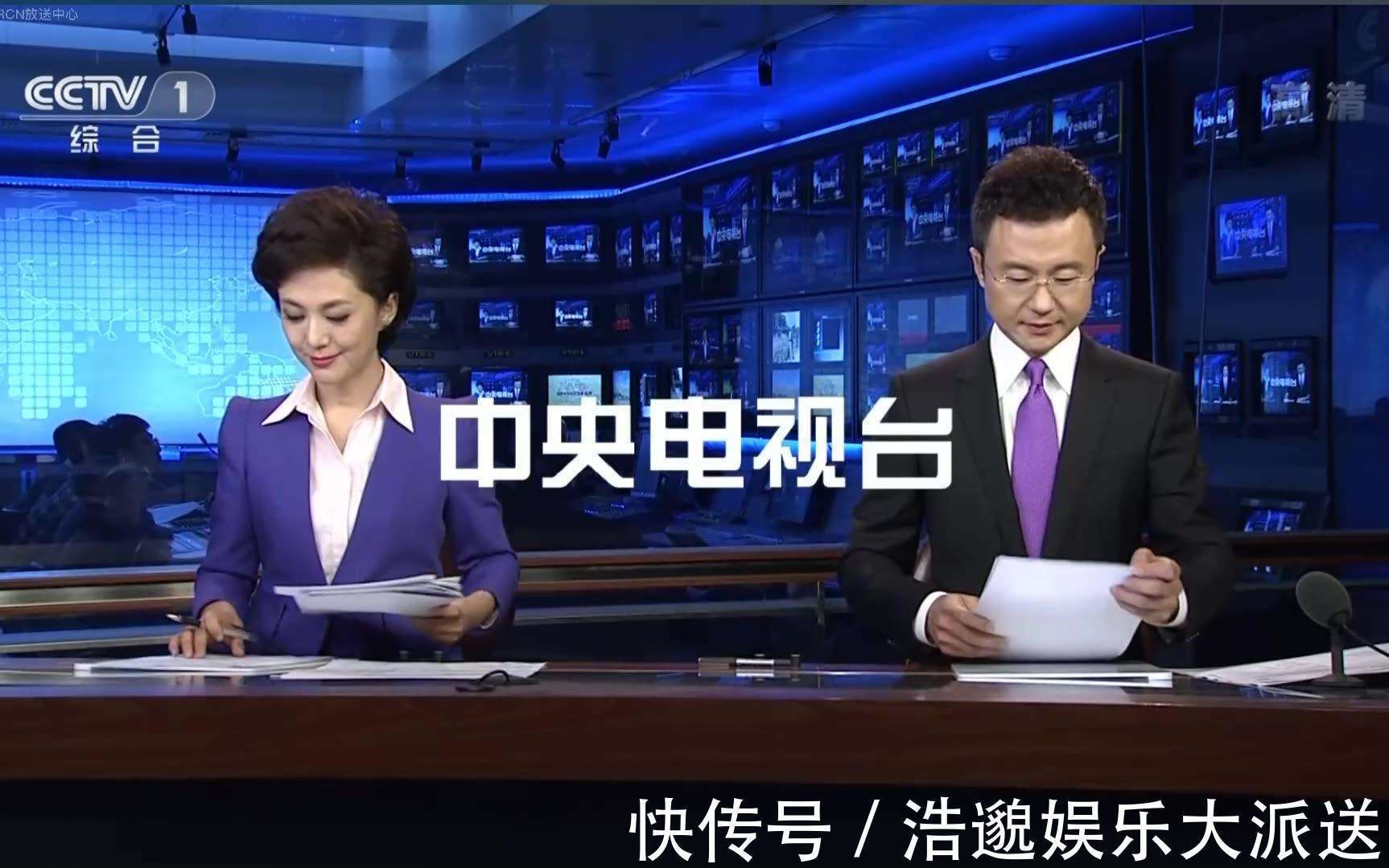 《新聞聯(lián)播》主持人為什么要低頭看稿他們手里的紙是干嘛用的