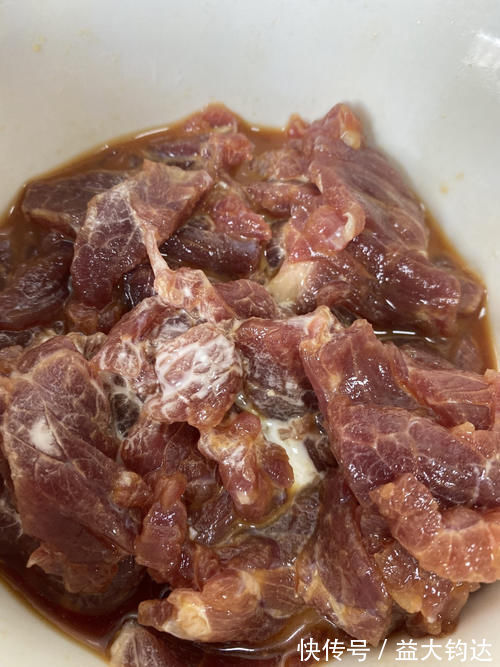 牛肉怎么腌才嫩?大厨教你3个技巧,不放料酒不放鸡蛋,滑嫩可口