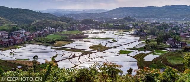 烟雨蒙蒙 山川米聚 祖国一片好风光