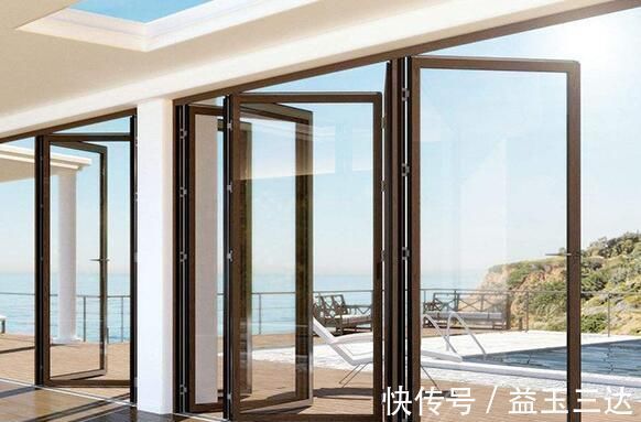 家居|家里阳台别再装推拉门了,占地方还不实用,聪明人都用它来替代