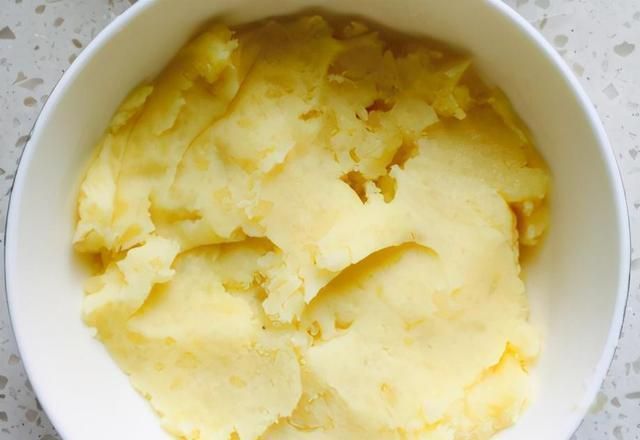 火山土豆泥|晚餐,我家常会这样吃,热量低饱腹感强,简单上锅蒸一蒸香又糯