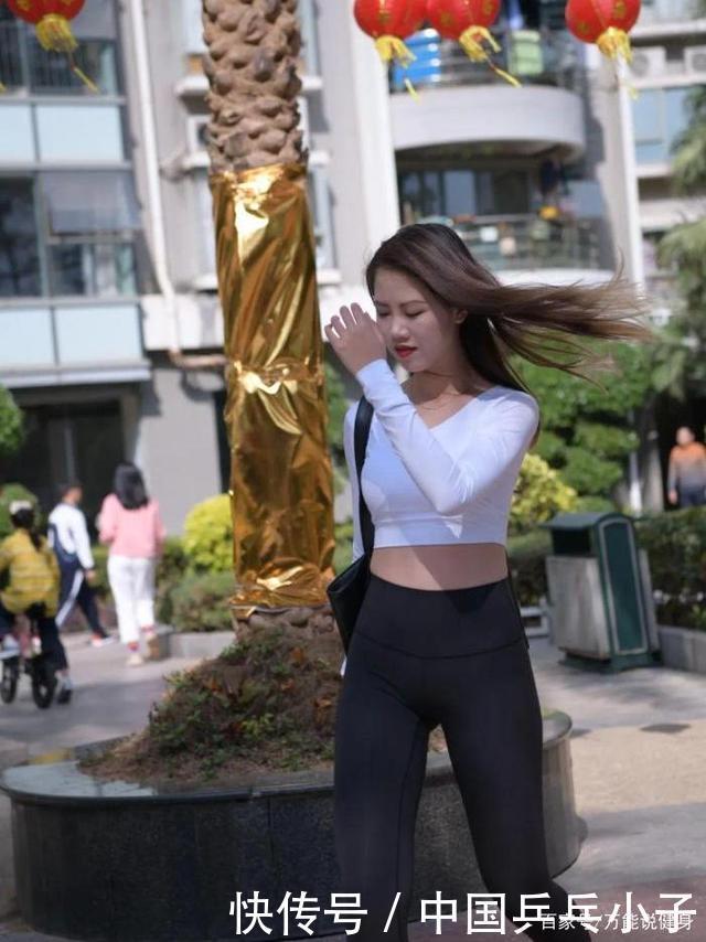 瞧,好看的人即使穿着打底裤出门,也很迷人