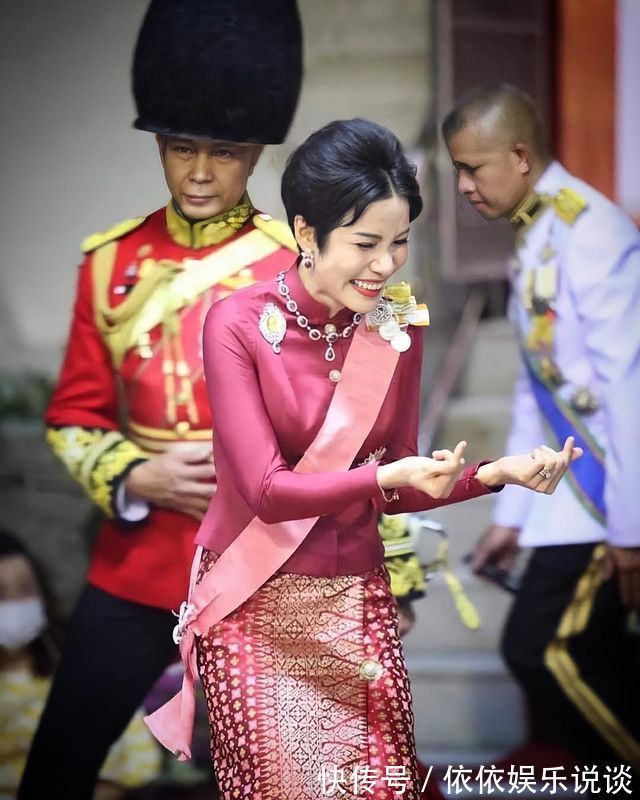 苏提达王后&“泰国甄嬛”诗妮娜咧嘴大笑控制不住!晒册封肖像照,苏提达哭死