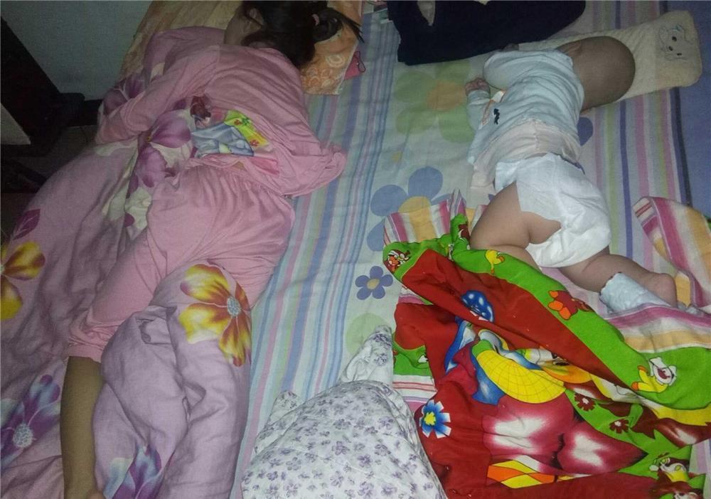 宝妈|姐弟俩睡觉姿势“神同步”,网友萌翻了:一看就是同一个妈生的