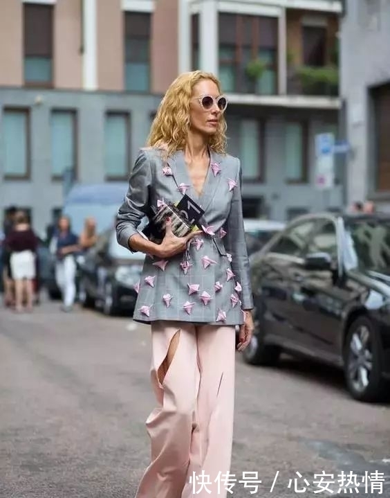 春天把这两种颜色穿在一起,你看起来又贵气又时髦,热巴都在穿