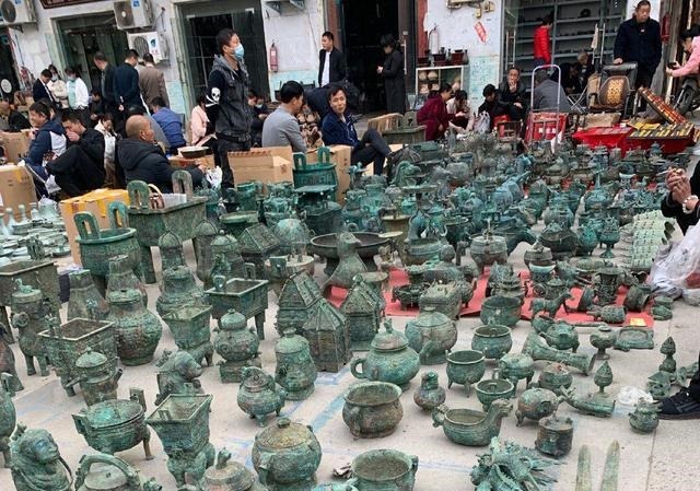  兵马俑|古玩市场那些能把人笑傻的奇葩古董，手持加特林的兵马俑见过吗