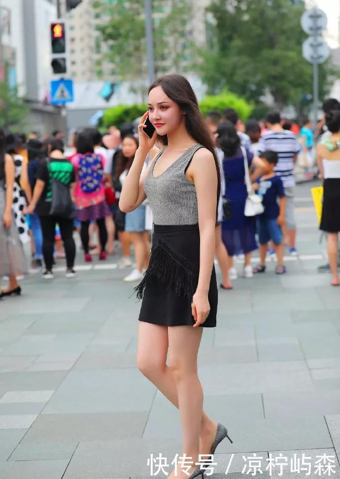 美女脚上搭配一双高跟鞋,透明的鞋面看上去十分的优雅