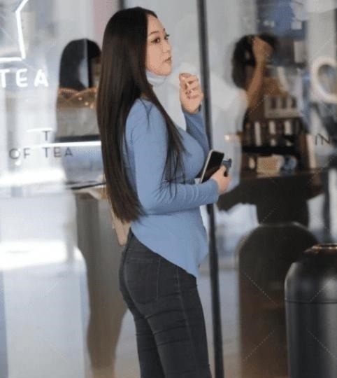 设计风格 蓝色斜领毛衣,彰显独特魅力,活力满满,既青春又减龄