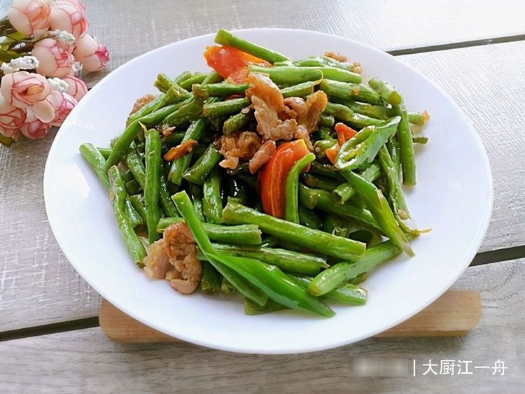 豆角|炒豆角时，先放油就错了，教你饭店做法，豆角翠绿爽口不发黑