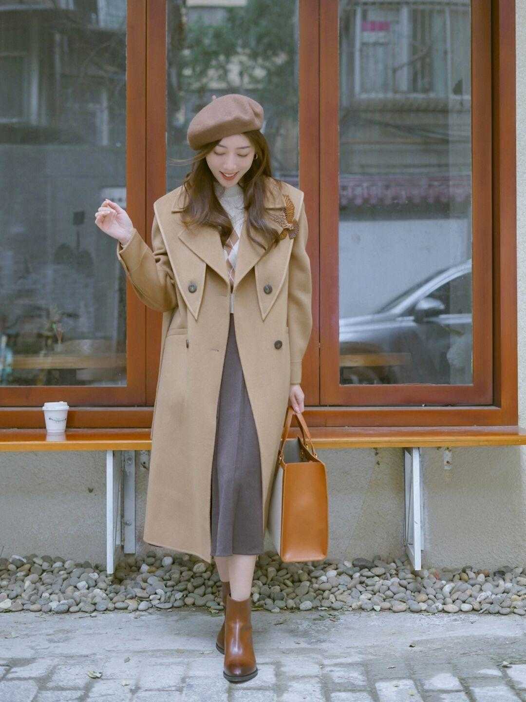 格子 秋冬季节“大衣”怎么穿?搭配针织衫和半身裙优雅大气,高级时髦