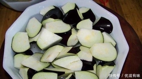 倒入锅中|炒茄子时,切记不要先放油第一步不能错,否则茄子吸油还发黑