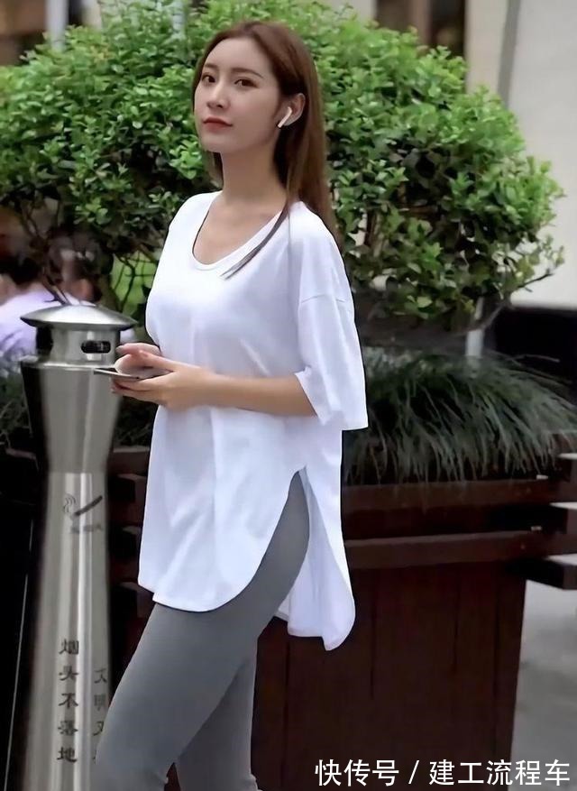 单品 牛仔裤低调又不失优雅,带来无限活力感,显得时尚潮流范十足!