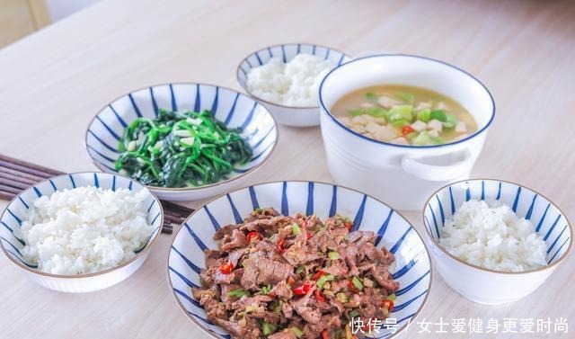 一家三代人的午餐,花钱少又精致,网友会过日子!