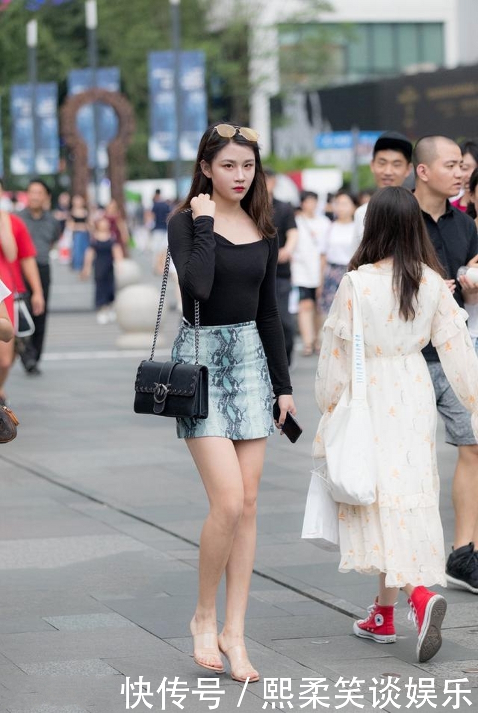 路人街拍，性感露肩短衫搭配高腰牛仔裤，青春减龄