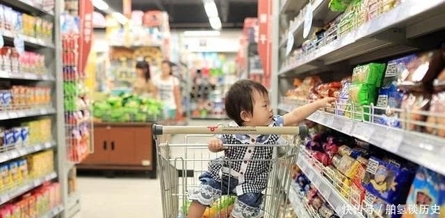 孩子|男孩捏坏超市白色草莓,宝妈的话让人无语,售货员:128一斤赔吧