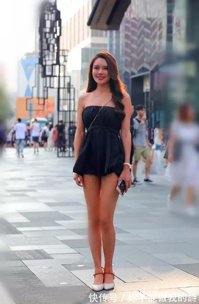 美女 美女脚上搭配上一双尖头的高跟鞋,走在路上双腿显得更加的迷人