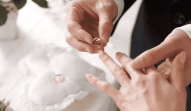 新娘子 最洋气新娘火了,穿“无痕暗纹婚纱”引关注,网友:羡慕新郎