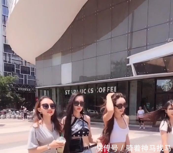 四人中,最矮的这位美女最显稚嫩!