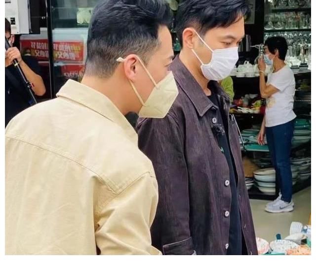 《大灣仔的夜》開業(yè)路透？陳小春站C位，張智霖笑容靦腆被贊靚仔