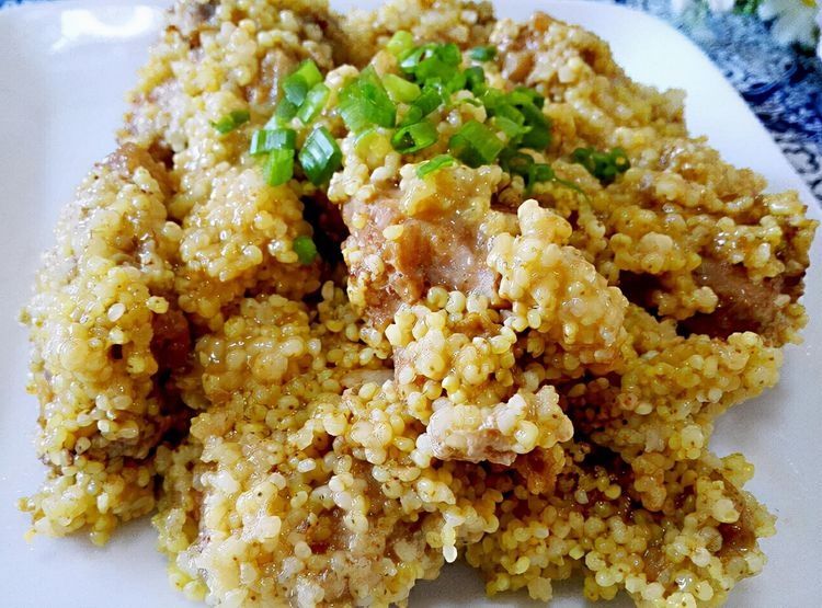 小米和排骨一起做，原来这么好吃，简单一蒸，软糯鲜香出锅抢着吃
