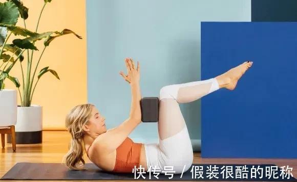 肩胛骨|学会这套瑜伽动作，还怕练不出马甲线？