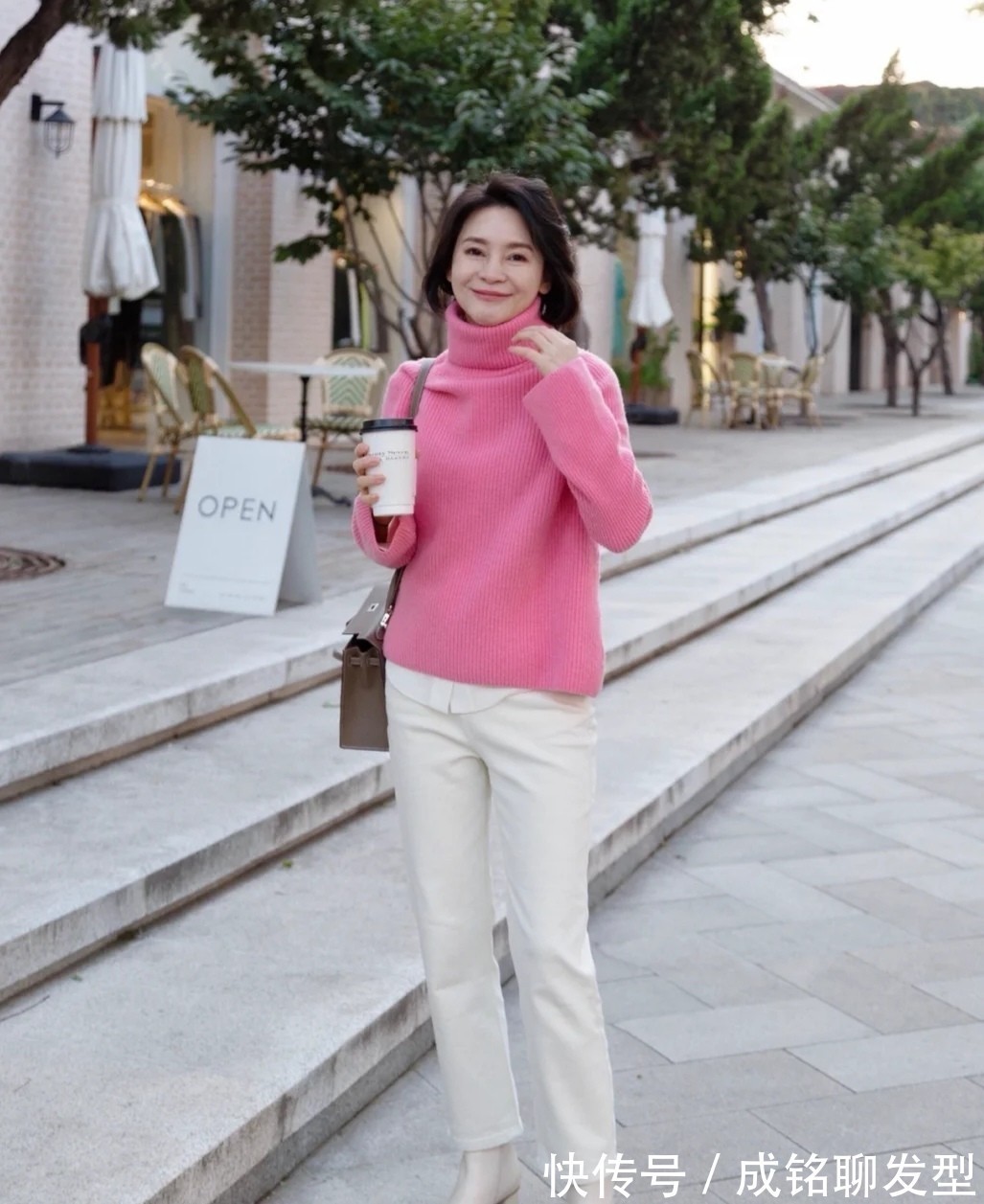 裤装|时髦又养眼,这位中年妈妈真会穿,从款式到搭配,既减龄又有品位