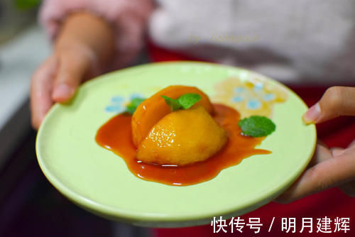 上小学的女儿用苹果给妈妈做了一盘甜点，真是甜到心坎里了