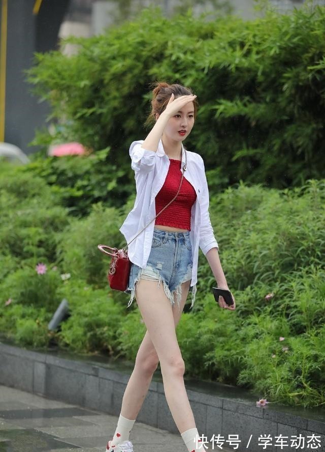 牛仔裤 怎么穿好看个性长袖衬衫搭配牛仔裤,既苗条又有气质!