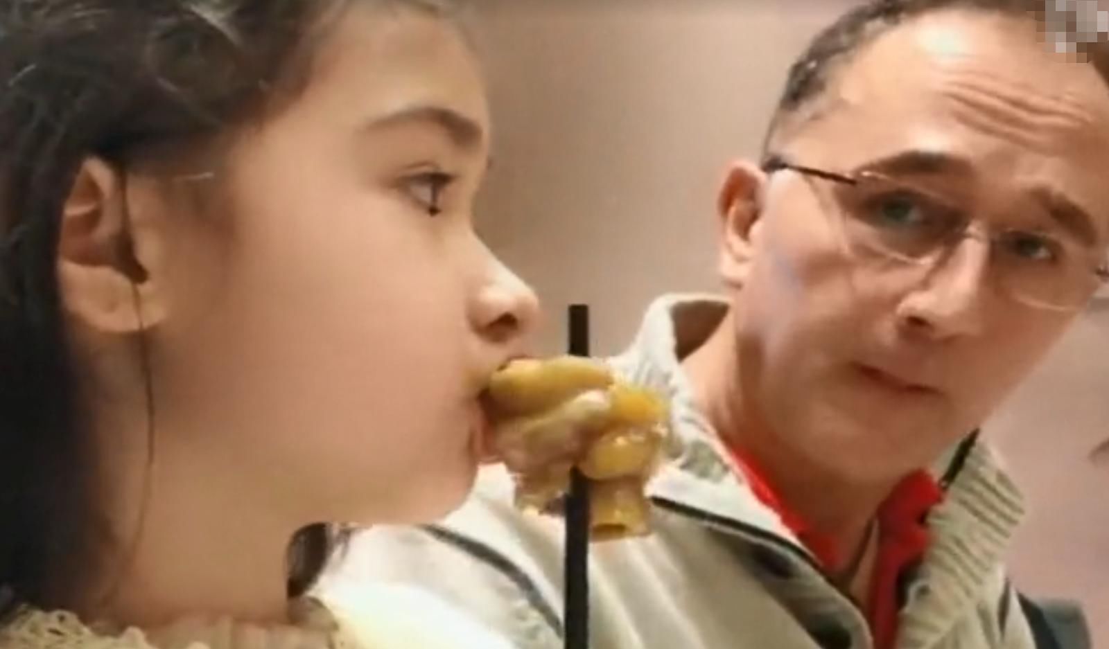 不愿意|老外爷爷跨国来见孙女,一起吃饭的样子太萌了,网友羡慕小姑娘