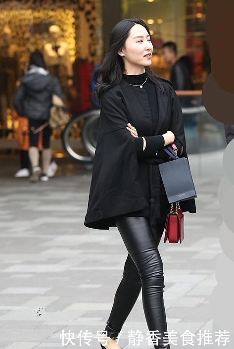 街拍:两位美女身材圆润,穿搭性感,紧身皮裤非常显身材