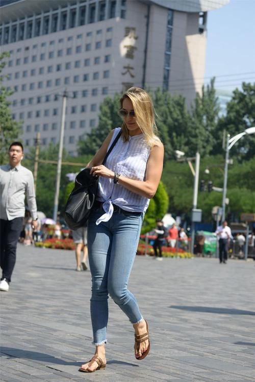 搭配 穿紧身牛仔裤,你会怎么搭配,要休闲还是正式一些