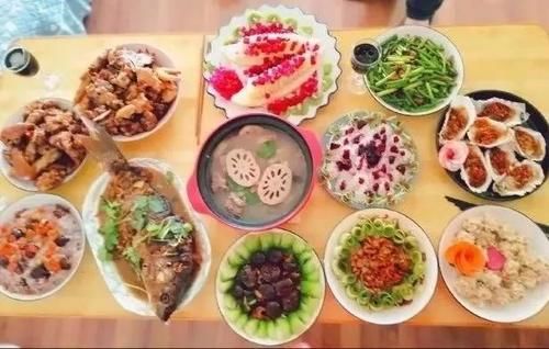 实拍15个普通家庭的年夜饭，比比谁家的年味最浓