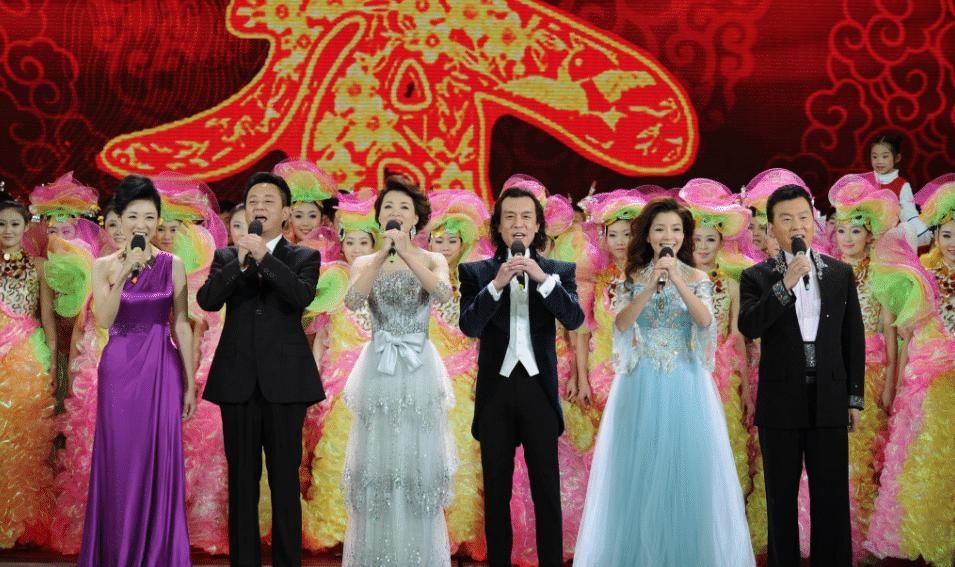 董卿素颜接孩子，却意外暴露贵族学校，网友：一年学费近20万